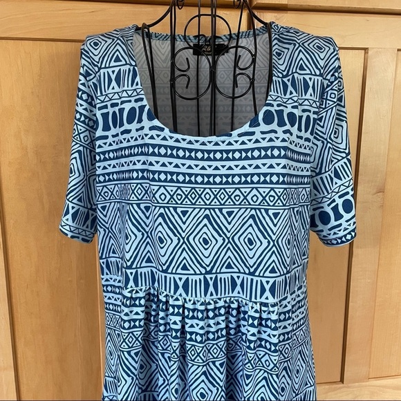 R&B Collection blue geo print scoop neck short sleeve relaxed fit Dress Large - Picture 3 of 10